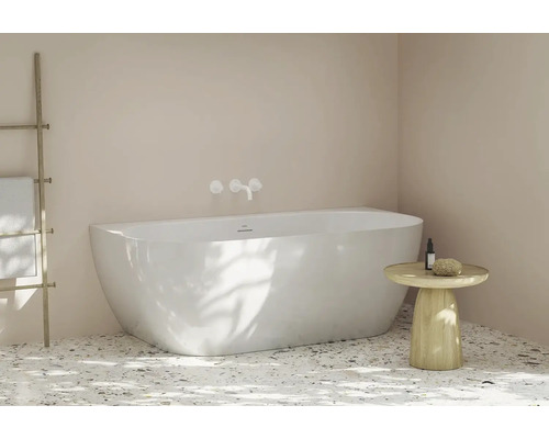 Kúpeľňa s voľne stojacou vaňou, držiakom na uteráky a príručným stolíkom