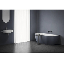 Moderná kúpeľňa s umývadlom, zrkadlom, vaňou a závesom