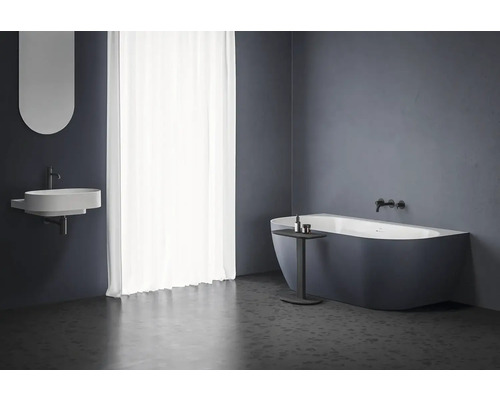 Moderná kúpeľňa s umývadlom, zrkadlom, vaňou a závesom