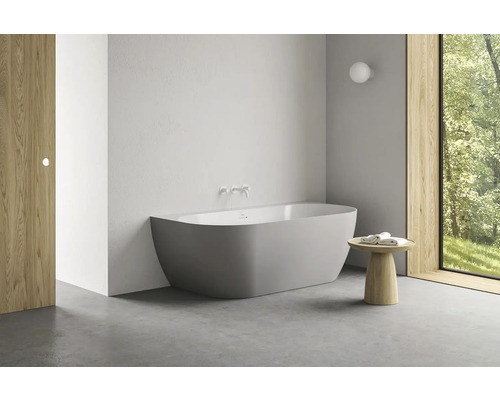 Kúpeľňa s vaňou, dreveným stolom a oknom