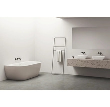 Kúpeľňa s vaňou, umývadlom s dvoma umývadlami, zrkadlom a držiakom na uteráky