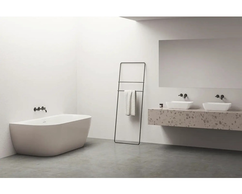 Kúpeľňa s vaňou, umývadlom s dvoma umývadlami, zrkadlom a držiakom na uteráky