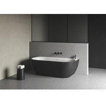 Voľne stojaca vaňa v modernej kúpeľni s taburetom na uteráky