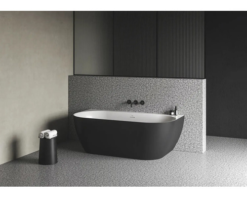 Voľne stojaca vaňa v modernej kúpeľni s taburetom na uteráky