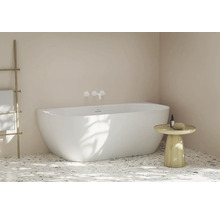 Voľne stojaca vaňa s batériou a odkladacou poličkou v kúpeľni.