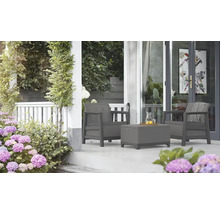 Záhradný nábytok s dvoma kreslami a stolom na terase