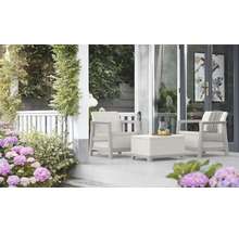 Terasa so súpravou záhradného nábytku pozostávajúcou z dvoch kresiel a stola