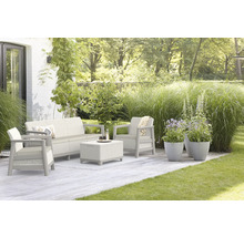 Záhradná scéna s pohovkou, kreslom a stolom na terase