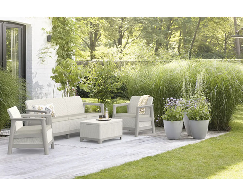 Záhradná scéna s pohovkou, kreslom a stolom na terase