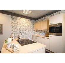 Svetlá kuchyňa s kuchynským ostrovčekom, vstavanou rúrou a kvetinovou tapetou