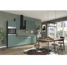 Kuchynská scéna so vstavanou kuchyňou, jedálenským stolom a stoličkami vo svetlom a priateľskom priestore.