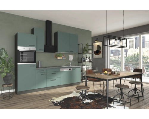 Kuchynská scéna so vstavanou kuchyňou, jedálenským stolom a stoličkami vo svetlom a priateľskom priestore.