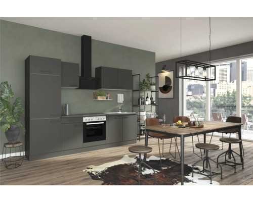 Moderná kuchyňa so sivými skrinkami, jedálenským stolom a stoličkami vo svetlej izbe