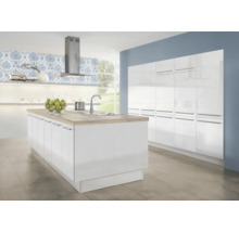 Svetlá kuchyňa s kuchynským ostrovčekom, odsávačom pár a vstavanými skriňami