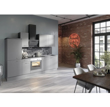 Moderná kuchyňa so sivými skrinkami, rúrou a digestorom pred tehlovou stenou s neónovým nápisom