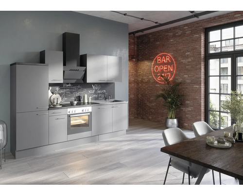 Moderná kuchyňa so sivými skrinkami, rúrou a digestorom pred tehlovou stenou s neónovým nápisom