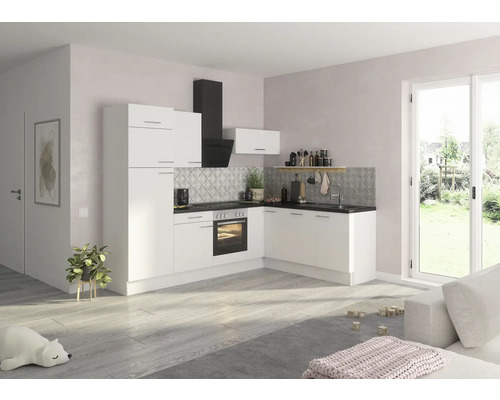 Svetlá kuchyňa s bielymi skrinkami, čiernou pracovnou doskou a digestorom