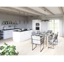 Svetlá kuchyňa s varným ostrovom, jedálenským stolom a stoličkami v priestrannej miestnosti.