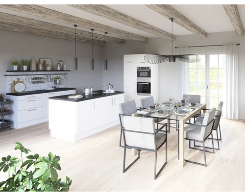Svetlá kuchyňa s varným ostrovom, jedálenským stolom a stoličkami v priestrannej miestnosti.