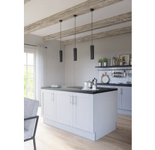 Svetlá kuchyňa s kuchynským ostrovom a tromi závesnými svietidlami