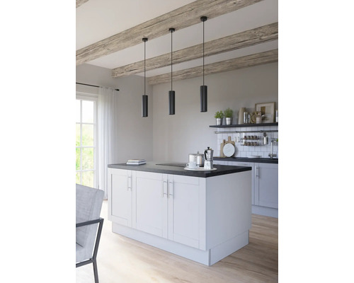 Svetlá kuchyňa s kuchynským ostrovom a tromi závesnými svietidlami