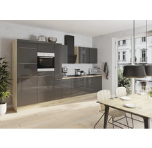 Moderná kuchyňa so sivými skrinkami, jedálenským stolom a stoličkami.