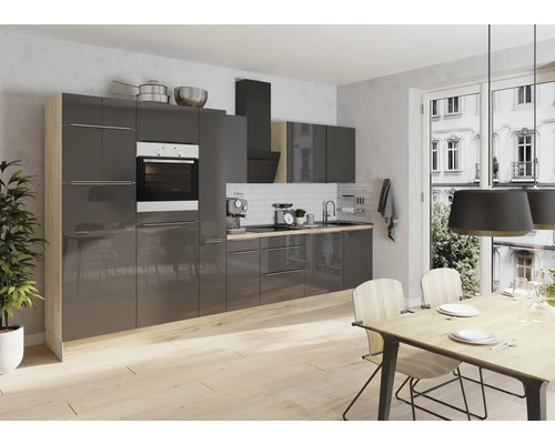 Moderná kuchyňa so sivými skrinkami, jedálenským stolom a stoličkami.