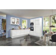 Svetlá kuchyňa s bielymi skrinkami, pracovnou doskou so vzhľadom dreva a jedálenským stolom