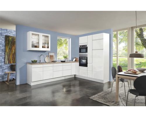 Svetlá kuchyňa s bielymi skrinkami, pracovnou doskou so vzhľadom dreva a jedálenským stolom