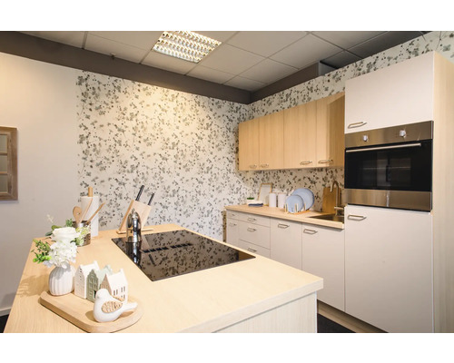 Moderná kuchyňa s kuchynským ostrovčekom, vstavanou rúrou a kvetinovou tapetou