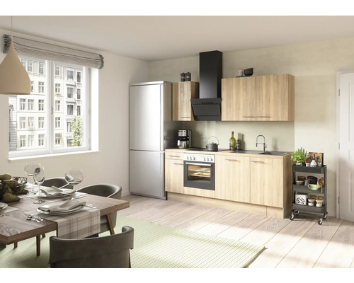 Svetlá kuchyňa s jedálenským stolom, kuchynskou linkou, chladničkou a digestorom.