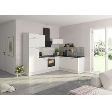 Svetlá kuchyňa s bielymi skrinkami, tmavou pracovnou doskou a odsávačom pár.