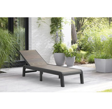 Záhradné kreslo z dreva a plastu na terase