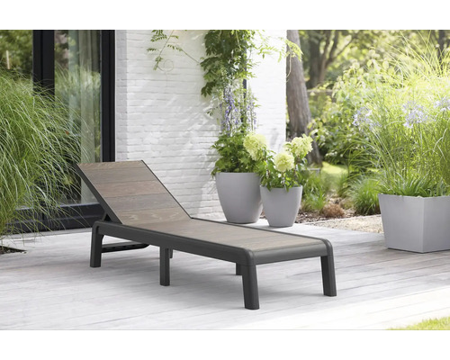 Záhradné kreslo z dreva a plastu na terase