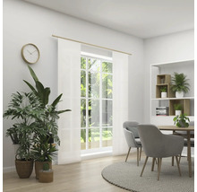 Svetlá miestnosť s jedálenským stolom, stoličkami, oknom, závesmi a rastlinami