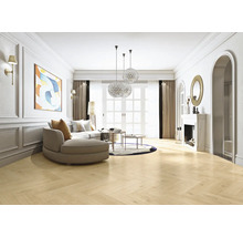 Svetlá obývacia izba s parketovou podlahou, pohovkou, konferenčným stolíkom a krbom