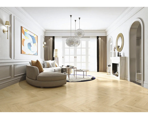 Svetlá obývacia izba s parketovou podlahou, pohovkou, konferenčným stolíkom a krbom