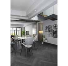 Svetlá jedáleň s jedálenským stolom, stoličkami a tmavou parketovou podlahou do rybej kosti