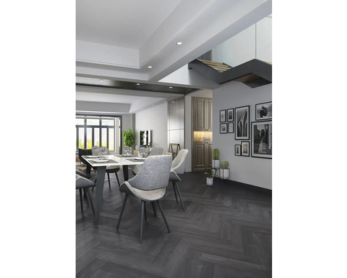 Svetlá jedáleň s jedálenským stolom, stoličkami a tmavou parketovou podlahou do rybej kosti