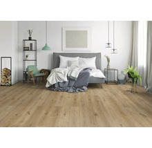 Svetlá miestnosť s laminátovou podlahou, posteľou a dekoráciami