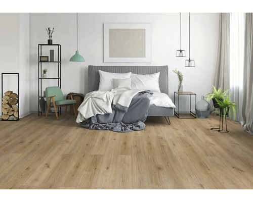 Svetlá miestnosť s laminátovou podlahou, posteľou a dekoráciami