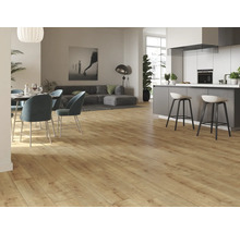 Svetlá obývacia izba s drevenou podlahou, jedálenským stolom, stoličkami, pohovkou a kuchynským kútom