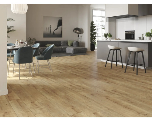 Svetlá obývacia izba s drevenou podlahou, jedálenským stolom, stoličkami, pohovkou a kuchynským kútom