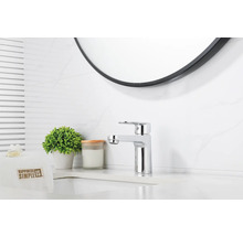 Moderná kúpeľňa s umývadlovou batériou a okrúhlym zrkadlom