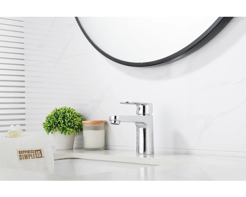 Moderná kúpeľňa s umývadlovou batériou a okrúhlym zrkadlom