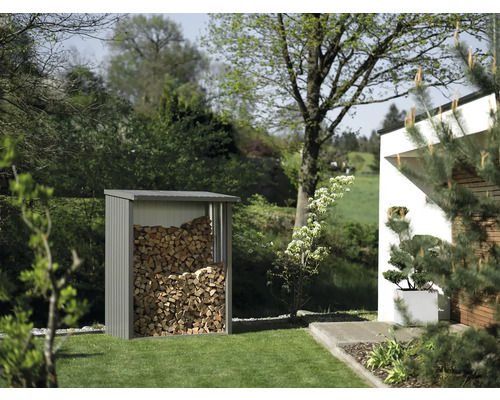 Sklad dreva v záhrade naplnený drevom.