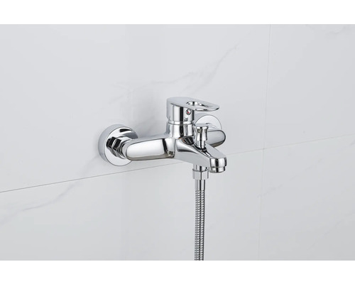 Nástenná batéria so sprchovou hadicou pre vane