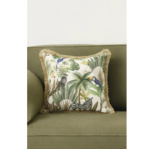 Dekoračný vankúš s motívom džungle na pohovke
