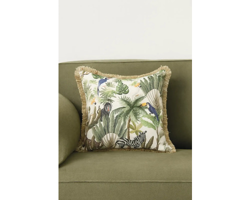 Dekoračný vankúš s motívom džungle na pohovke