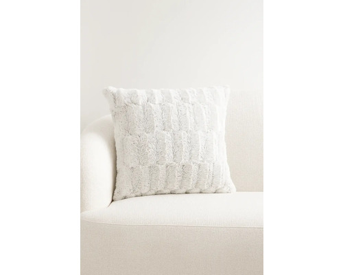 Dekoračný vankúš so vzorom na pohovke